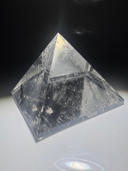 Lemurian Bergkristall Pyramide – Extra klare Regenbogenenergie