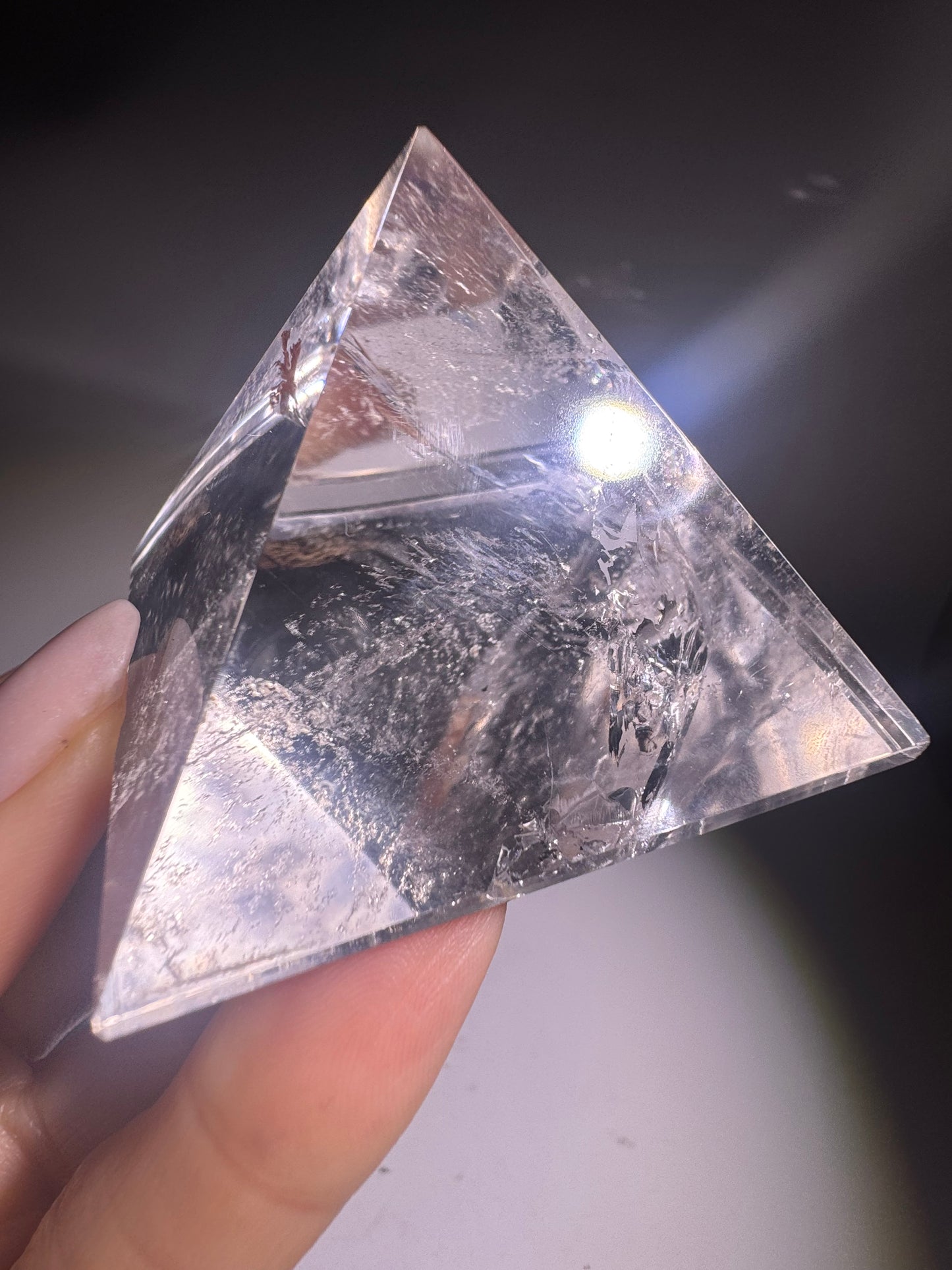 Lemurian Bergkristall Pyramide – Extra klare Regenbogenenergie