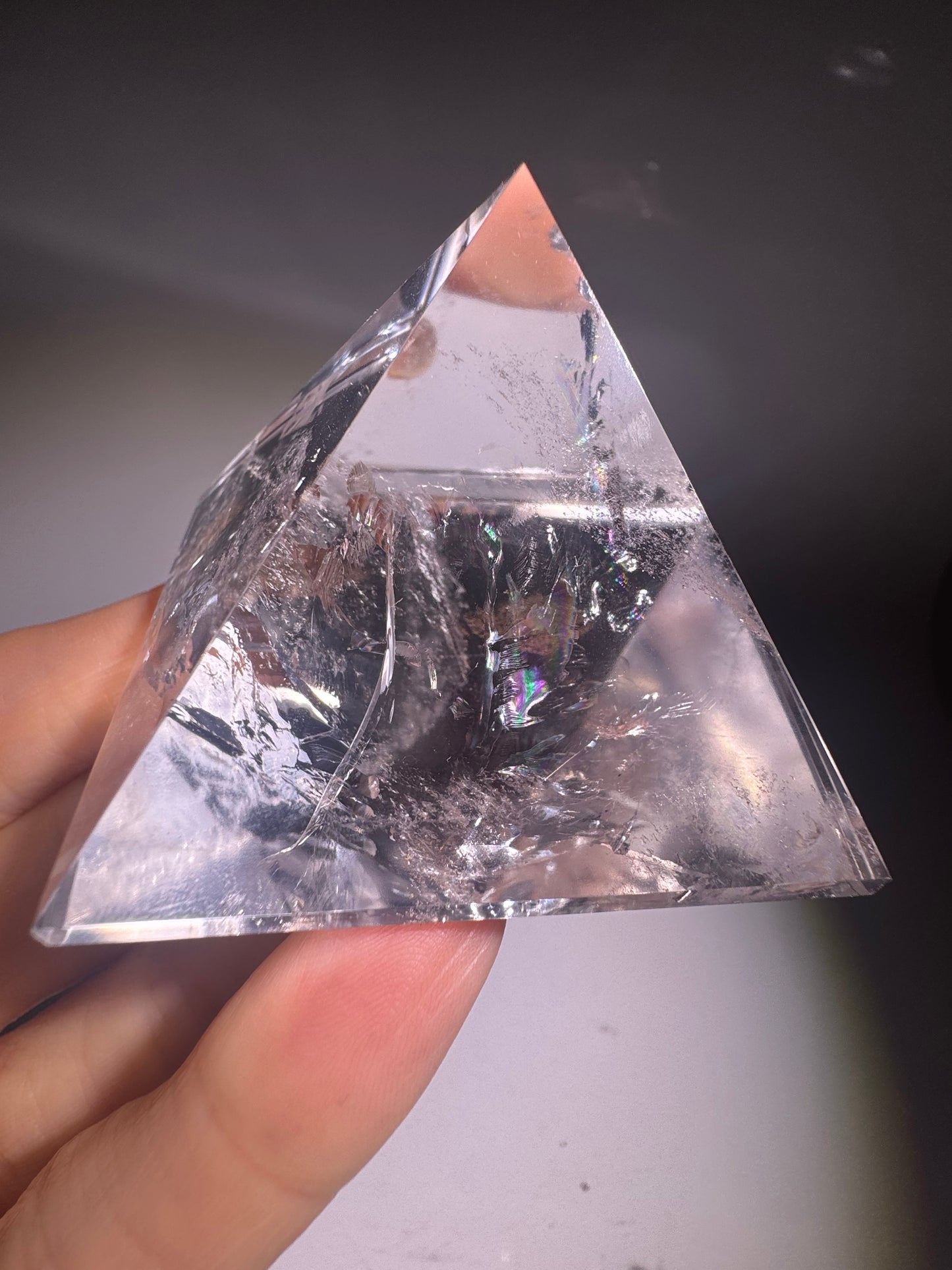 Lemurian Bergkristall Pyramide – Extra klare Regenbogenenergie