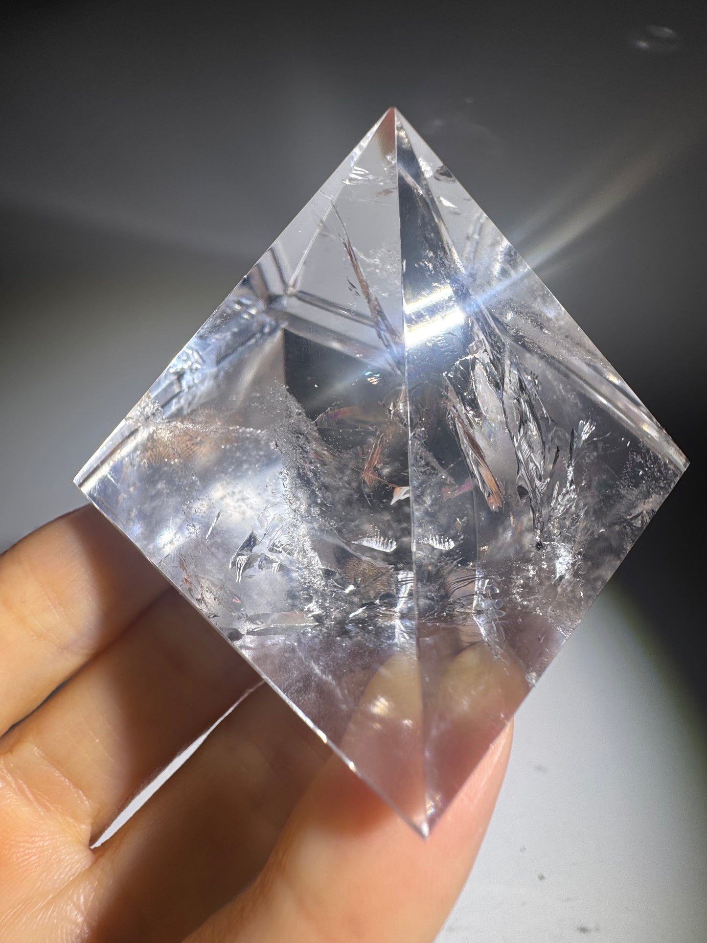 Lemurian Bergkristall Pyramide – Extra klare Regenbogenenergie
