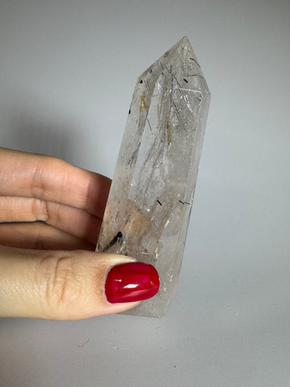 Bergkristall Spitze mit Turmalin aus Brasilien - 9cm, 118g
