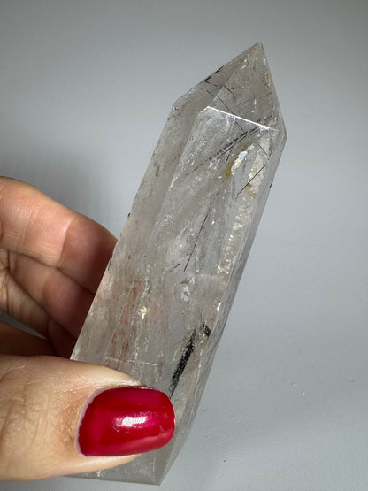 Bergkristall Spitze mit Turmalin aus Brasilien - 9cm, 118g