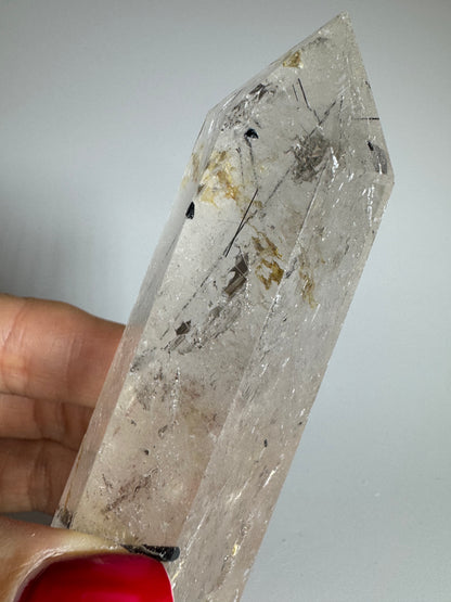 Bergkristall Spitze mit Turmalin aus Brasilien - 9cm, 118g