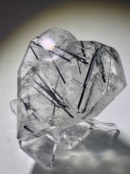 Bergkristallherz mit schwarzen Rutilennadeln – 4,7 × 4,5 cm | Facettiert & Klar aus Brasilien in Museumsqualität