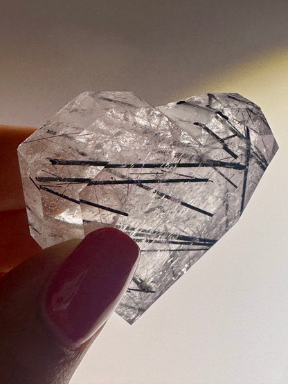 Bergkristallherz mit schwarzen Rutilennadeln – 4,7 × 4,5 cm | Facettiert & Klar aus Brasilien in Museumsqualität