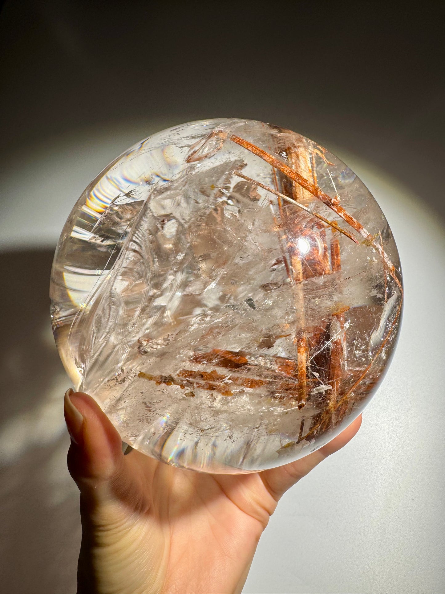 Exklusive Rutil Quarz Kugel (13 cm, 3.55 kg) mit Regenbogen – Premium Sammlerstück