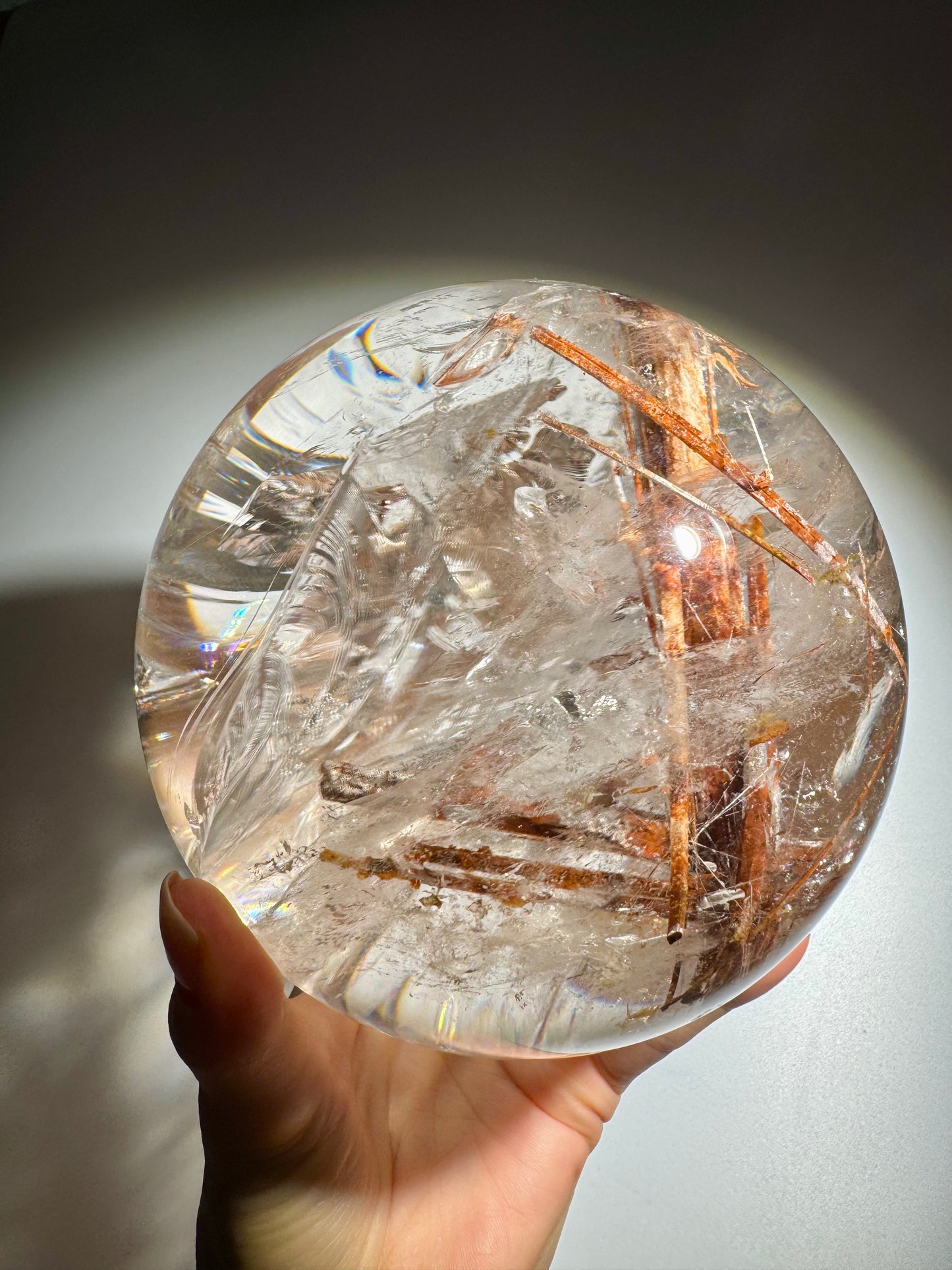 Exklusive Rutil Quarz Kugel (13 cm, 3.55 kg) mit Regenbogen – Premium Sammlerstück