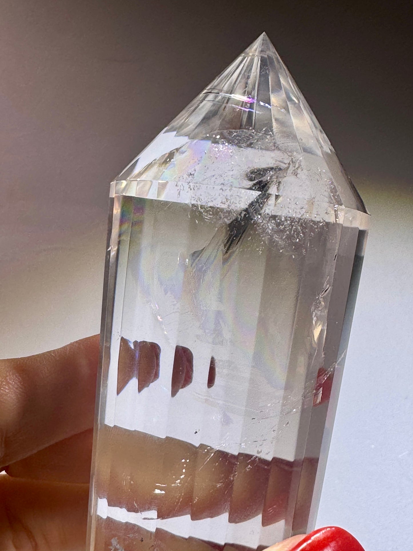 Lemurian Vogel-Cut Kristall mit 24 Facetten – 14,2 cm, 4,2 cm breit | Regenbogen, Meisterqualität