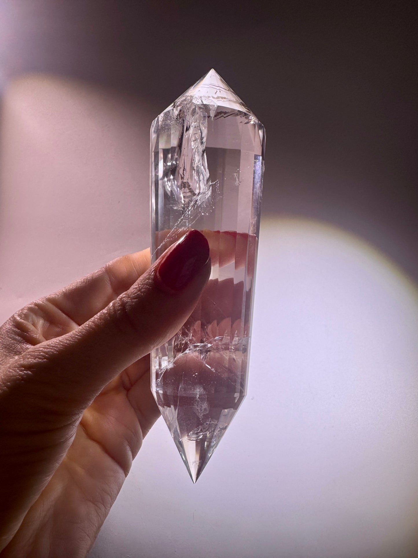 Lemurian Vogel-Cut Kristall mit 24 Facetten – 14,2 cm, 4,2 cm breit | Regenbogen, Meisterqualität