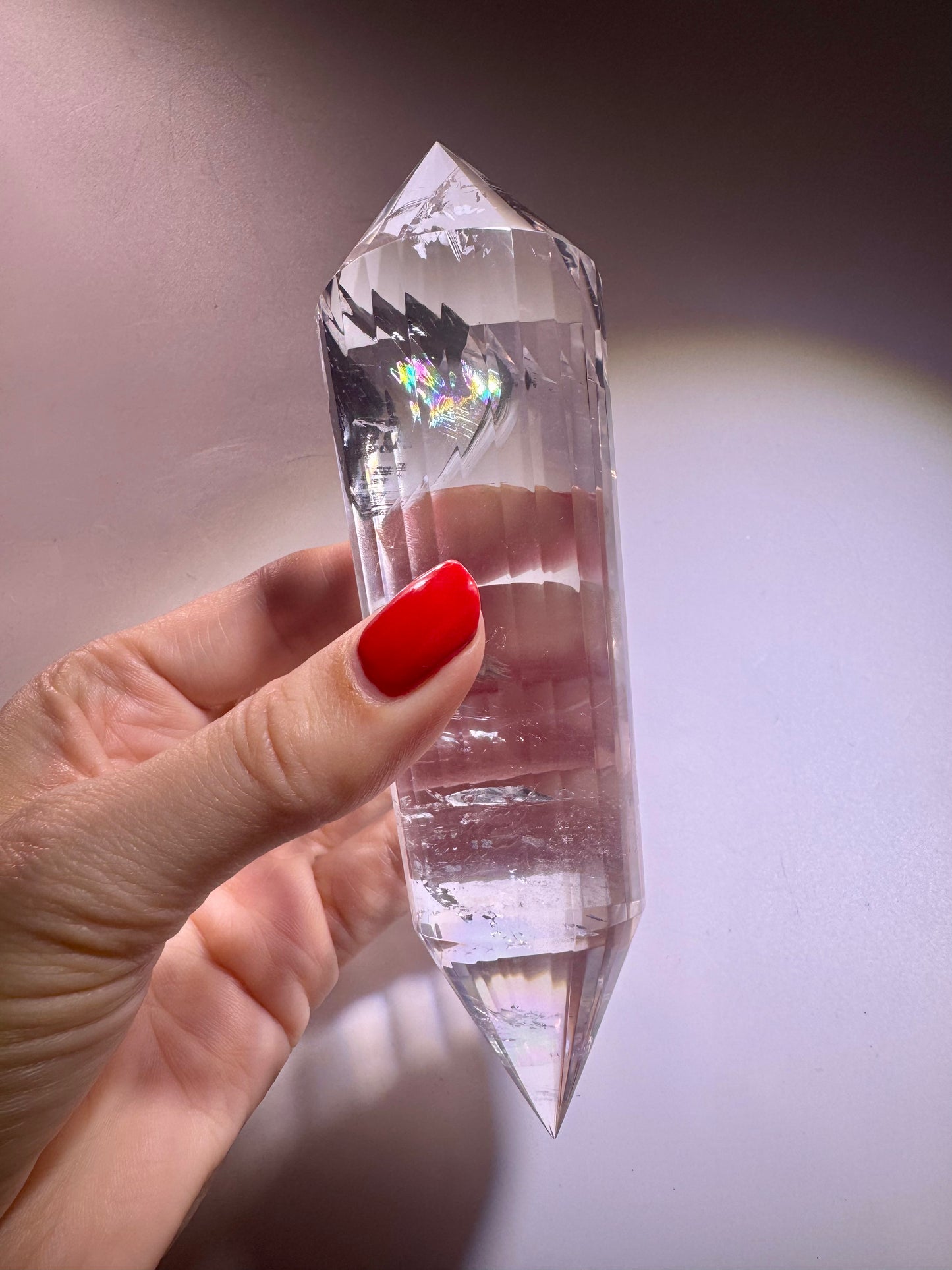 Lemurian Vogel-Cut Kristall mit 24 Facetten – 14,2 cm, 4,2 cm breit | Regenbogen, Meisterqualität