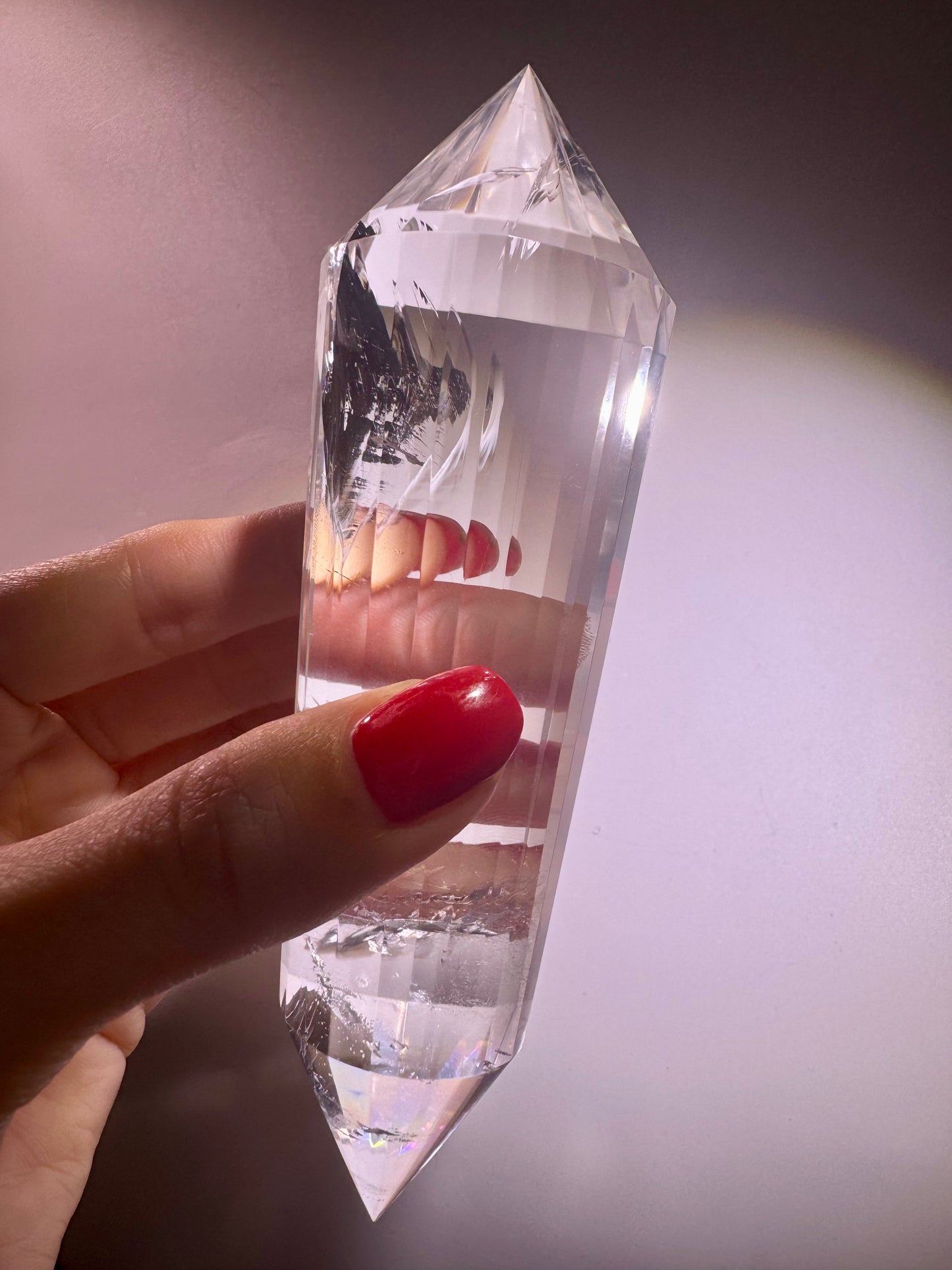 Lemurian Vogel-Cut Kristall mit 24 Facetten – 14,2 cm, 4,2 cm breit | Regenbogen, Meisterqualität