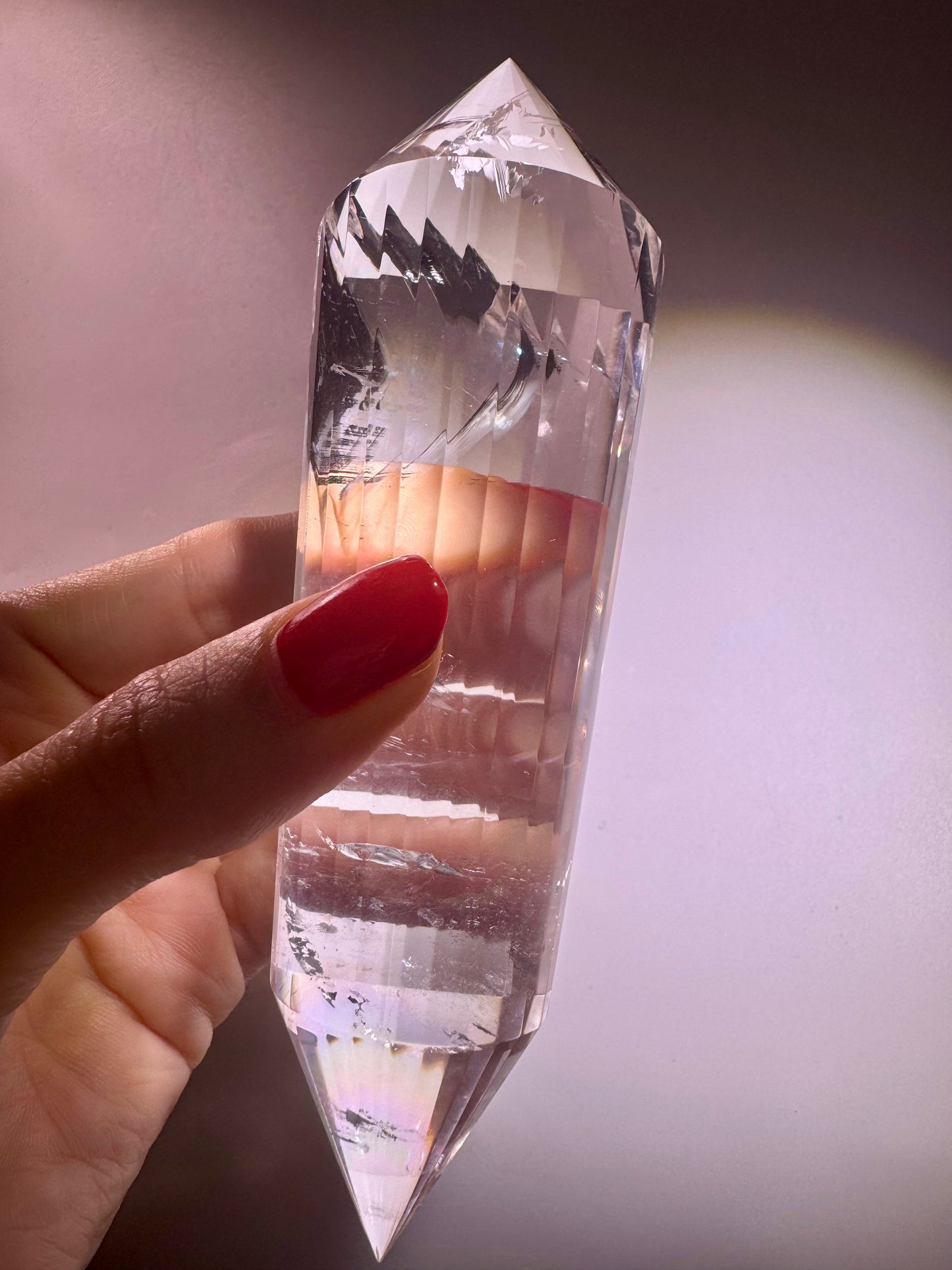 Lemurian Vogel-Cut Kristall mit 24 Facetten – 14,2 cm, 4,2 cm breit | Regenbogen, Meisterqualität