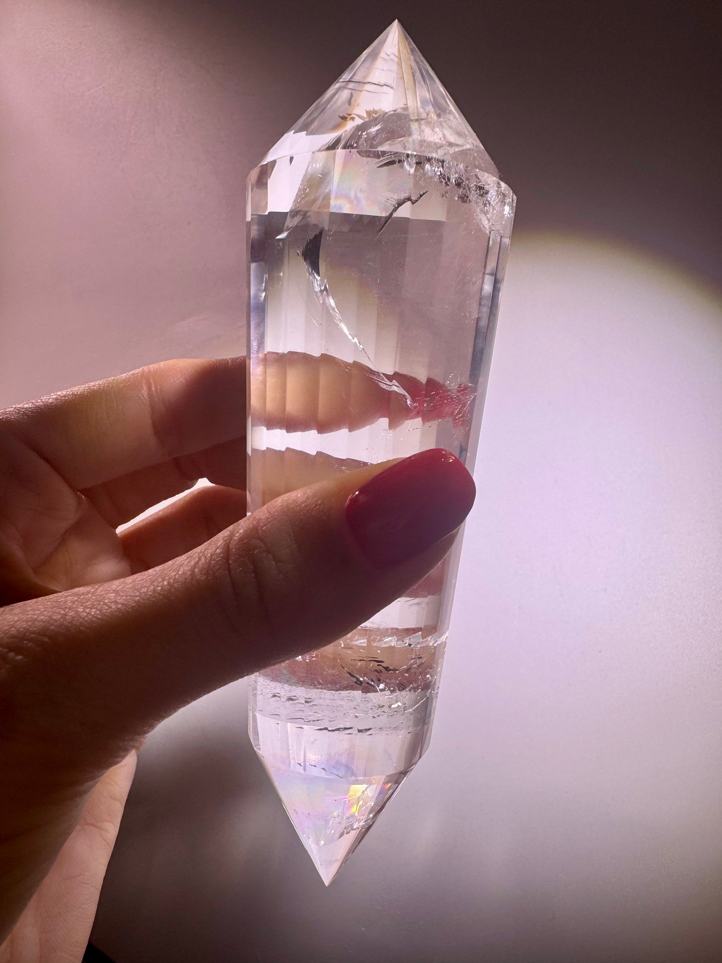 Lemurian Vogel-Cut Kristall mit 24 Facetten – 14,2 cm, 4,2 cm breit | Regenbogen, Meisterqualität