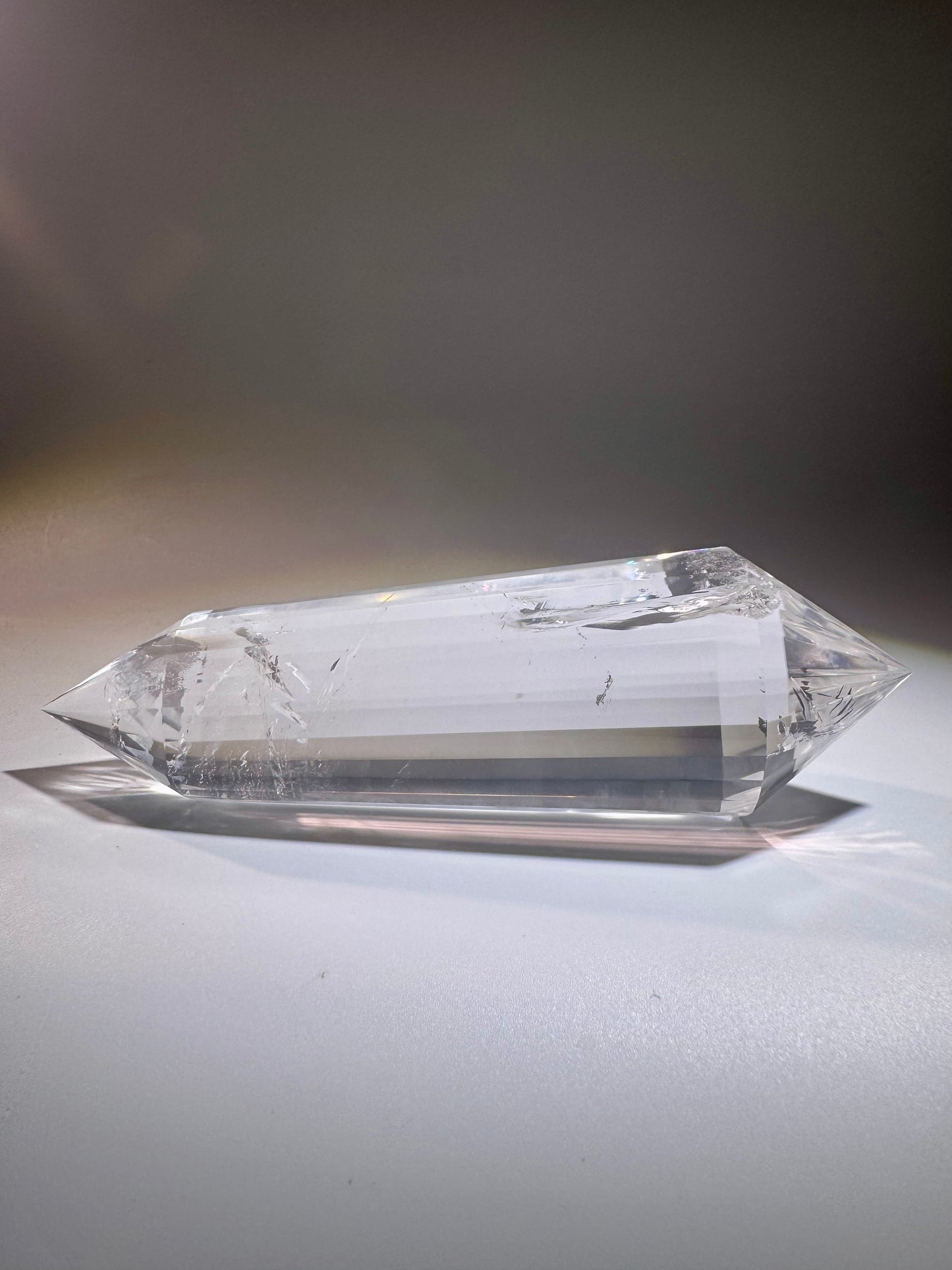 Lemurian Vogel-Cut Kristall mit 24 Facetten – 14,2 cm, 4,2 cm breit | Regenbogen, Meisterqualität