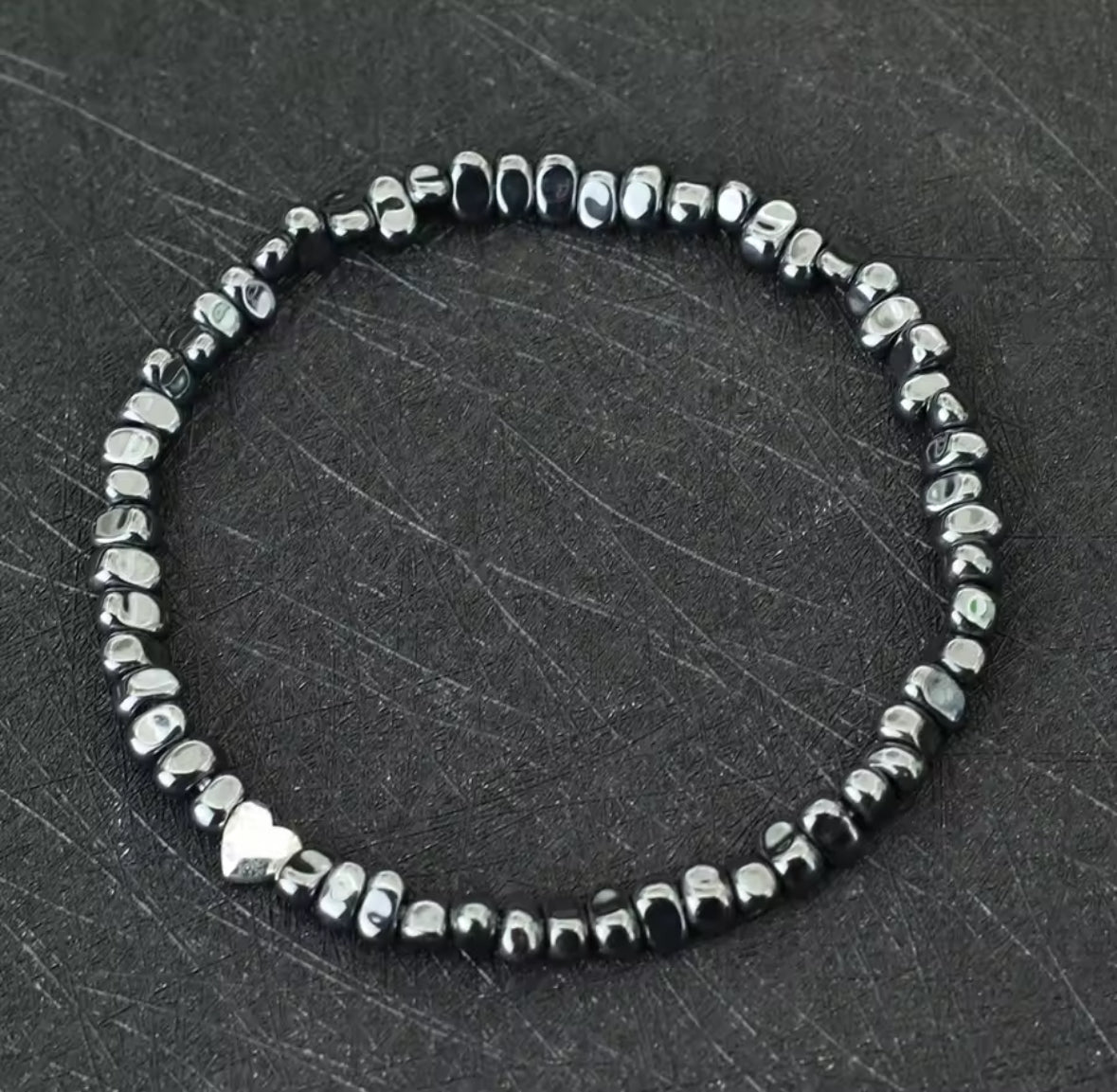 Hämatit-Armband mit facettiertem Herz – Gold oder Silber ✨