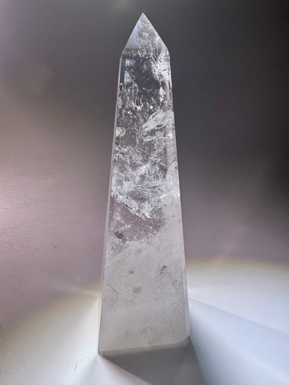 Bergkristall-Obelisk mit Regenbogen – 14,5 cm | Extra klar & hochwertig geschliffen Naturkraft aus Brasilien