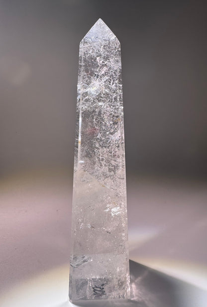 Bergkristall-Obelisk – 17 cm | Extra klar & vierkantig geschliffen – Naturkraft aus Brasilien für Energie & Klarheit
