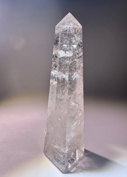 Bergkristall-Obelisk – 17 cm | Extra klar & vierkantig geschliffen – Naturkraft aus Brasilien für Energie & Klarheit