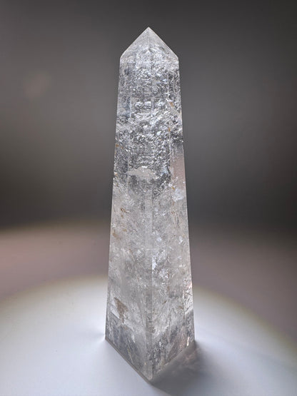 Bergkristall-Obelisk – 17 cm | Extra klar & vierkantig geschliffen – Naturkraft aus Brasilien für Energie & Klarheit