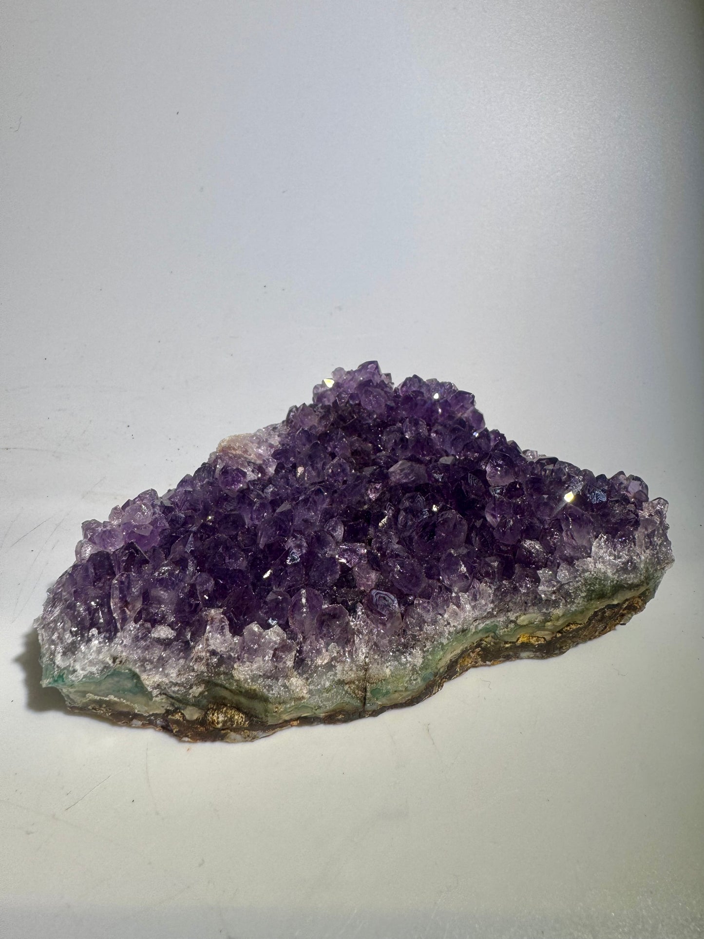 Feine Amethyst Kristalle auf Druse 10,5 cm Länge 6,5 cm Breite 270 g