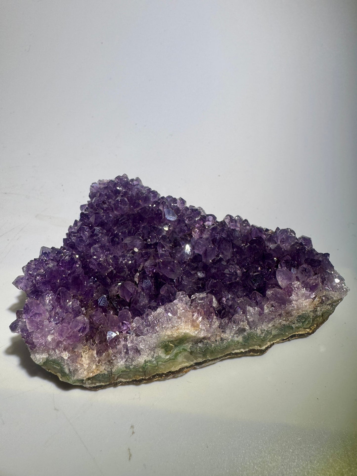 Feine Amethyst Kristalle auf Druse 10,5 cm Länge 6,5 cm Breite 270 g