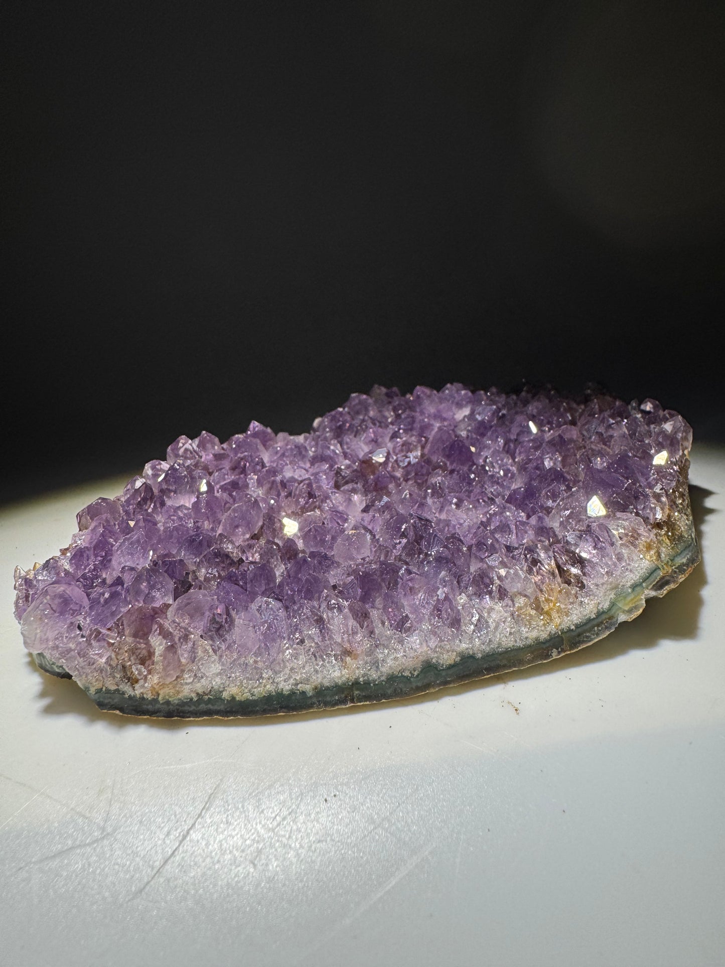 Edle Amethyst Druse 13 x 9 cm – 275 g mit satter Farbintensität