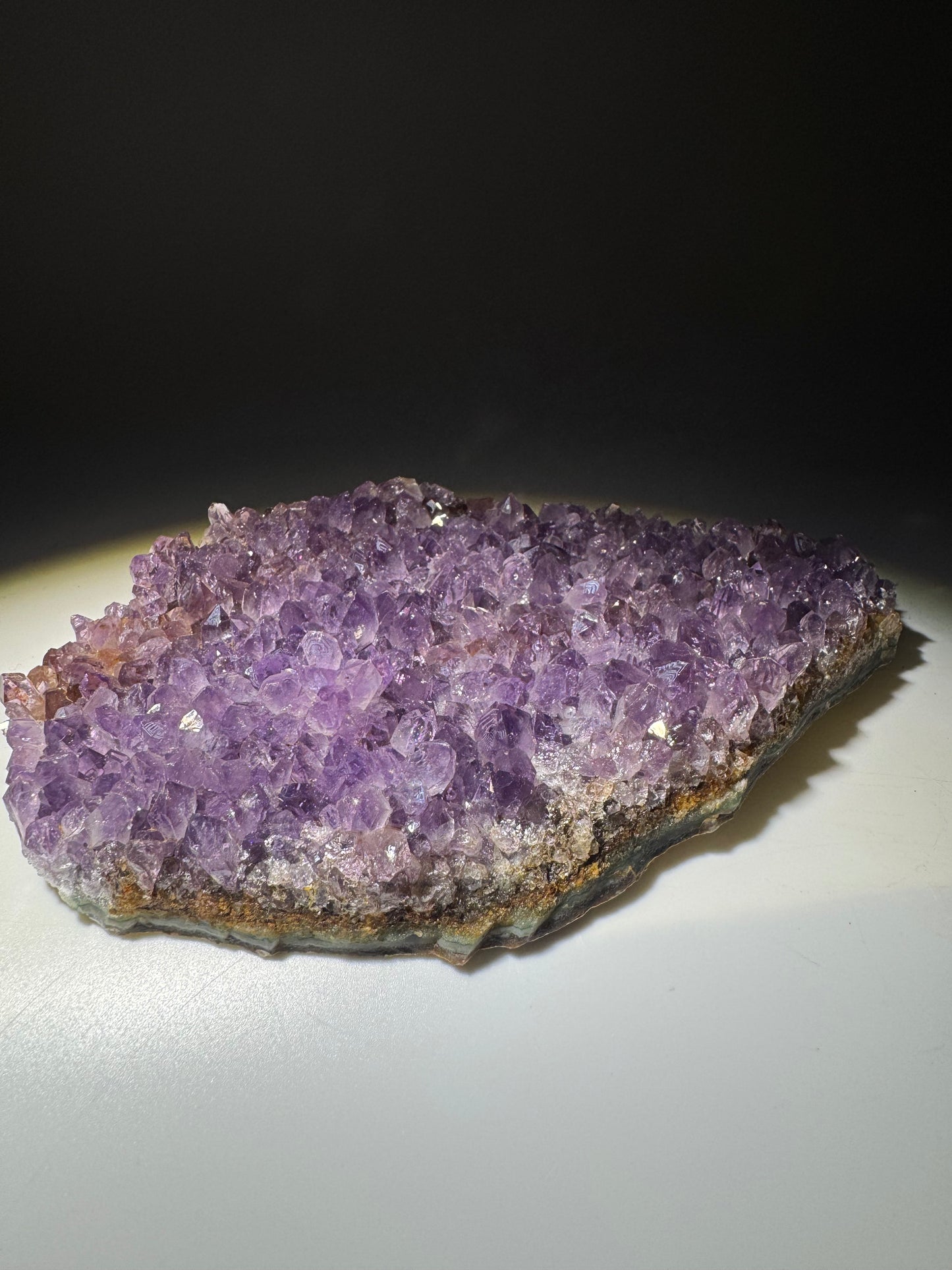 Edle Amethyst Druse 13 x 9 cm – 275 g mit satter Farbintensität