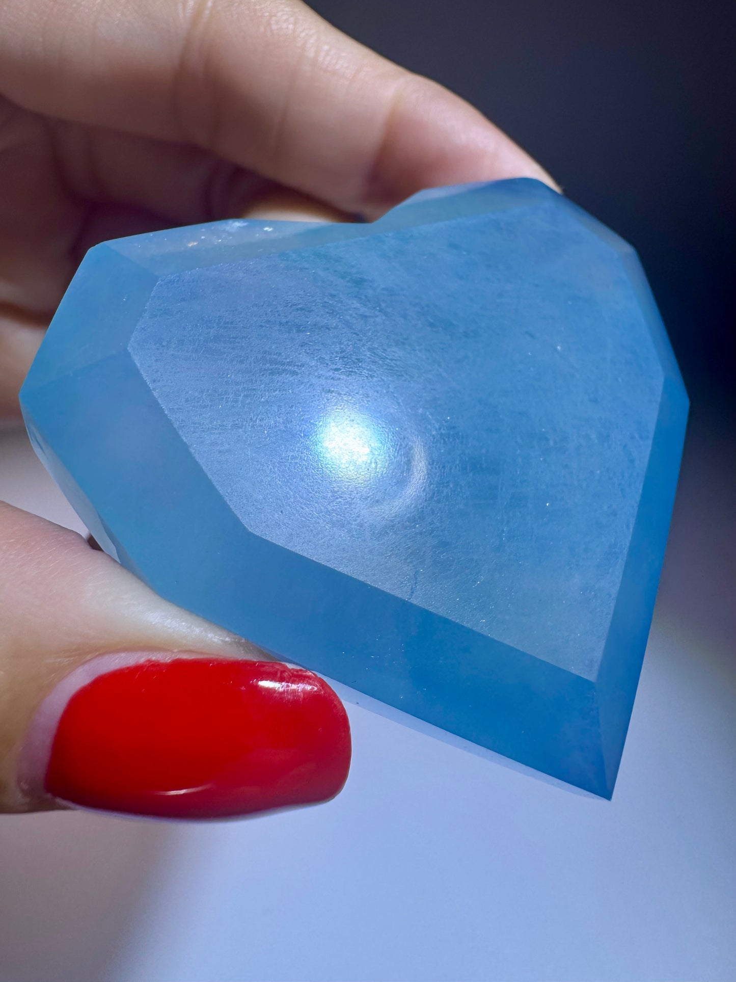 Facettiertes Aquamarin-Herz – himmelblaues Edelsteinherz mit Tiefe & Bedeutung