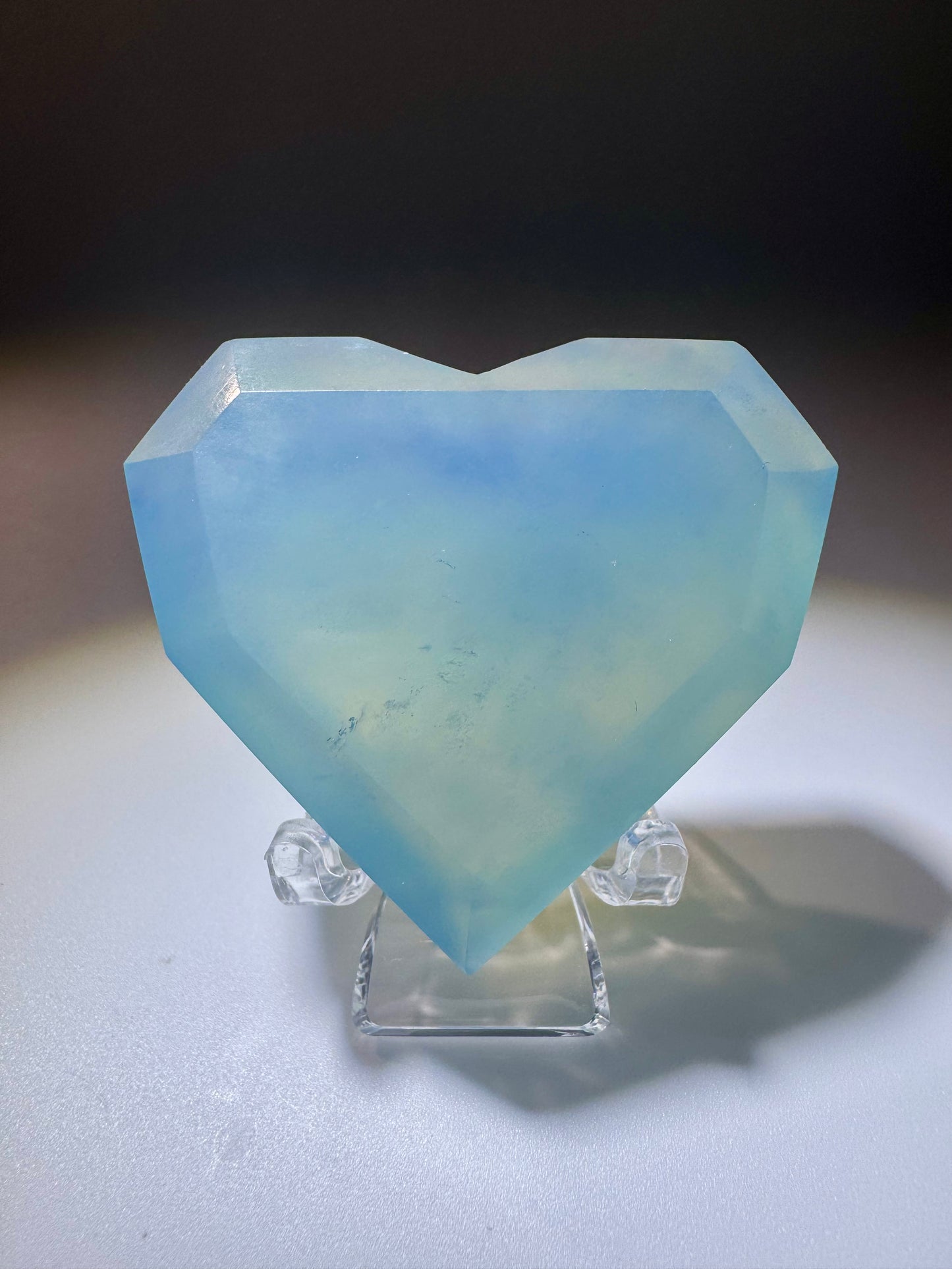 Facettiertes Aquamarin-Herz – himmelblaues Edelsteinherz mit Tiefe & Bedeutung