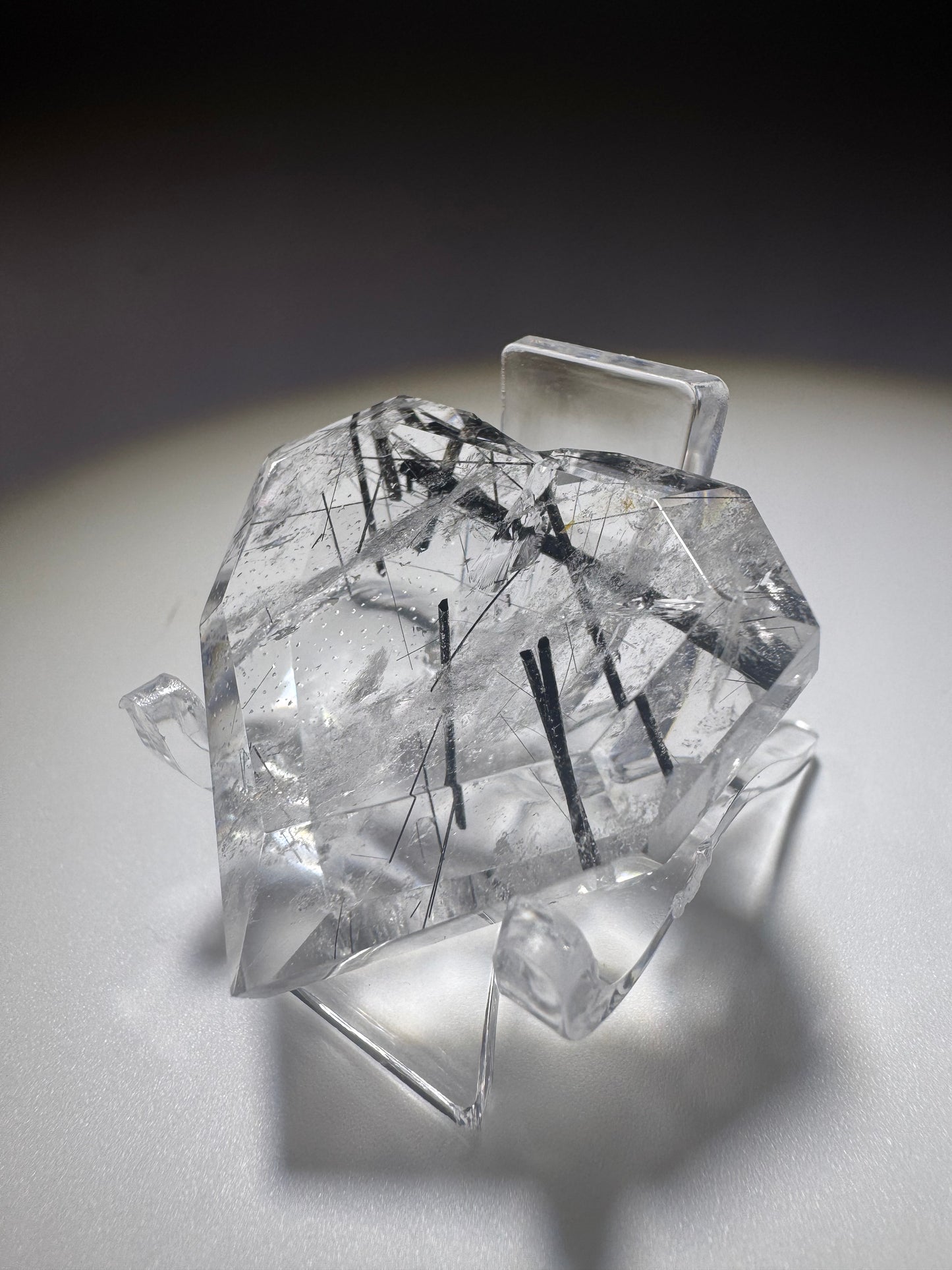 Bergkristallherz mit schwarzen Rutilennadeln – 3.5 cm | Facettiert & Klar aus Brasilien in Museumsqualität