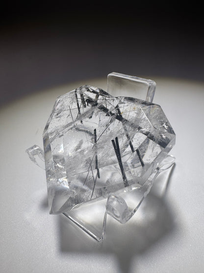 Bergkristallherz mit schwarzen Rutilennadeln – 3.5 cm | Facettiert & Klar aus Brasilien in Museumsqualität