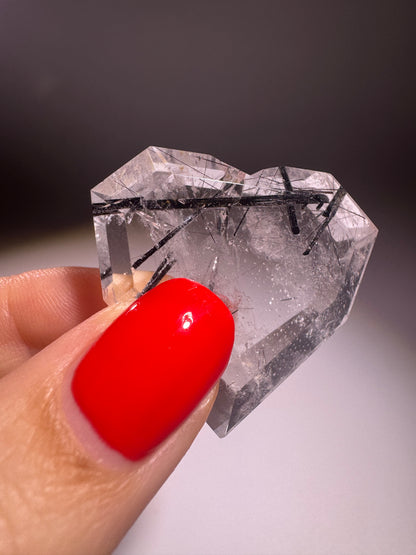 Bergkristallherz mit schwarzen Rutilennadeln – 3.5 cm | Facettiert & Klar aus Brasilien in Museumsqualität