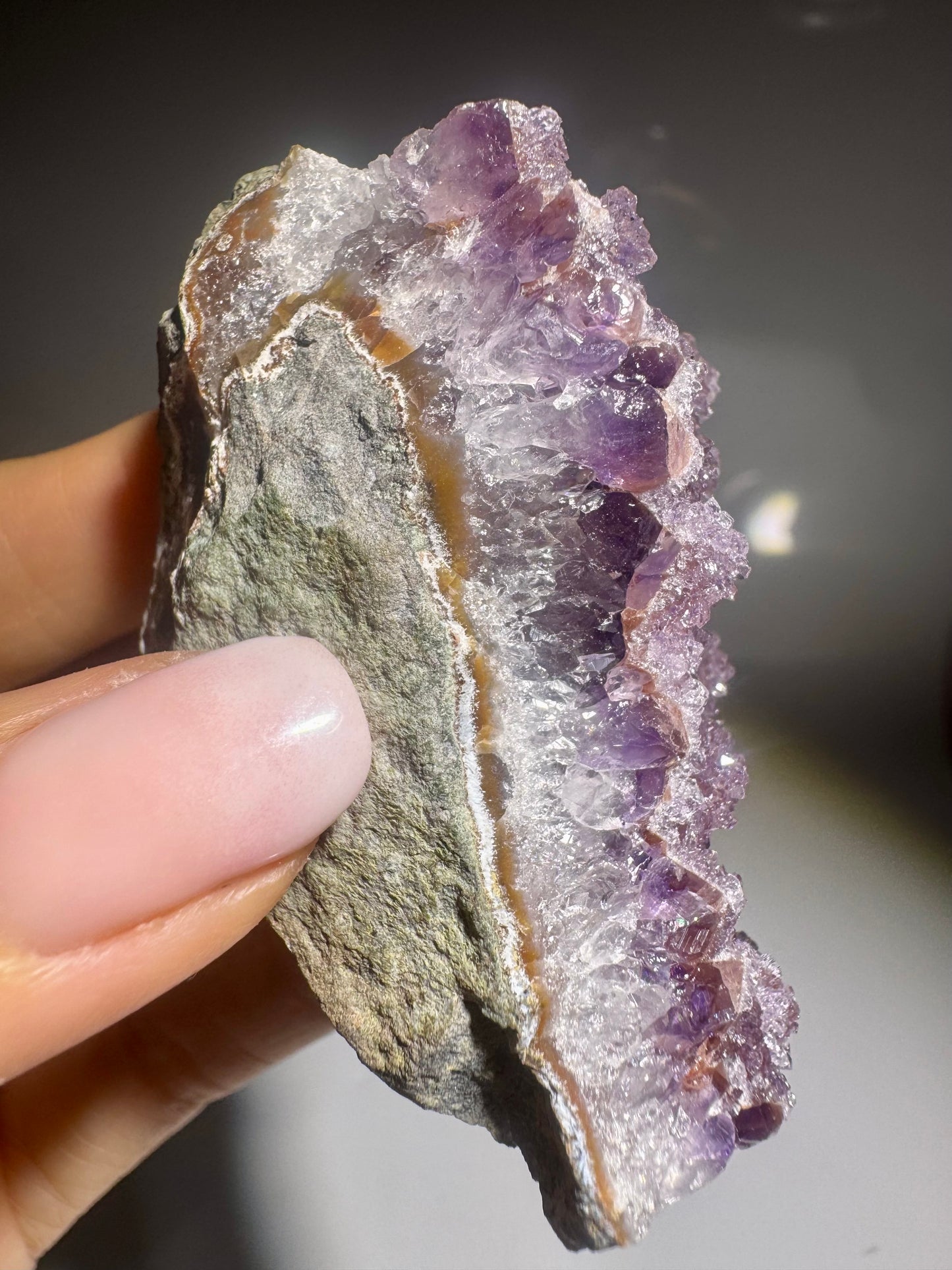 Tiefviolettes Rainbow-Amethyst Rohstück – 6,2 cm, Doppelkristallisation