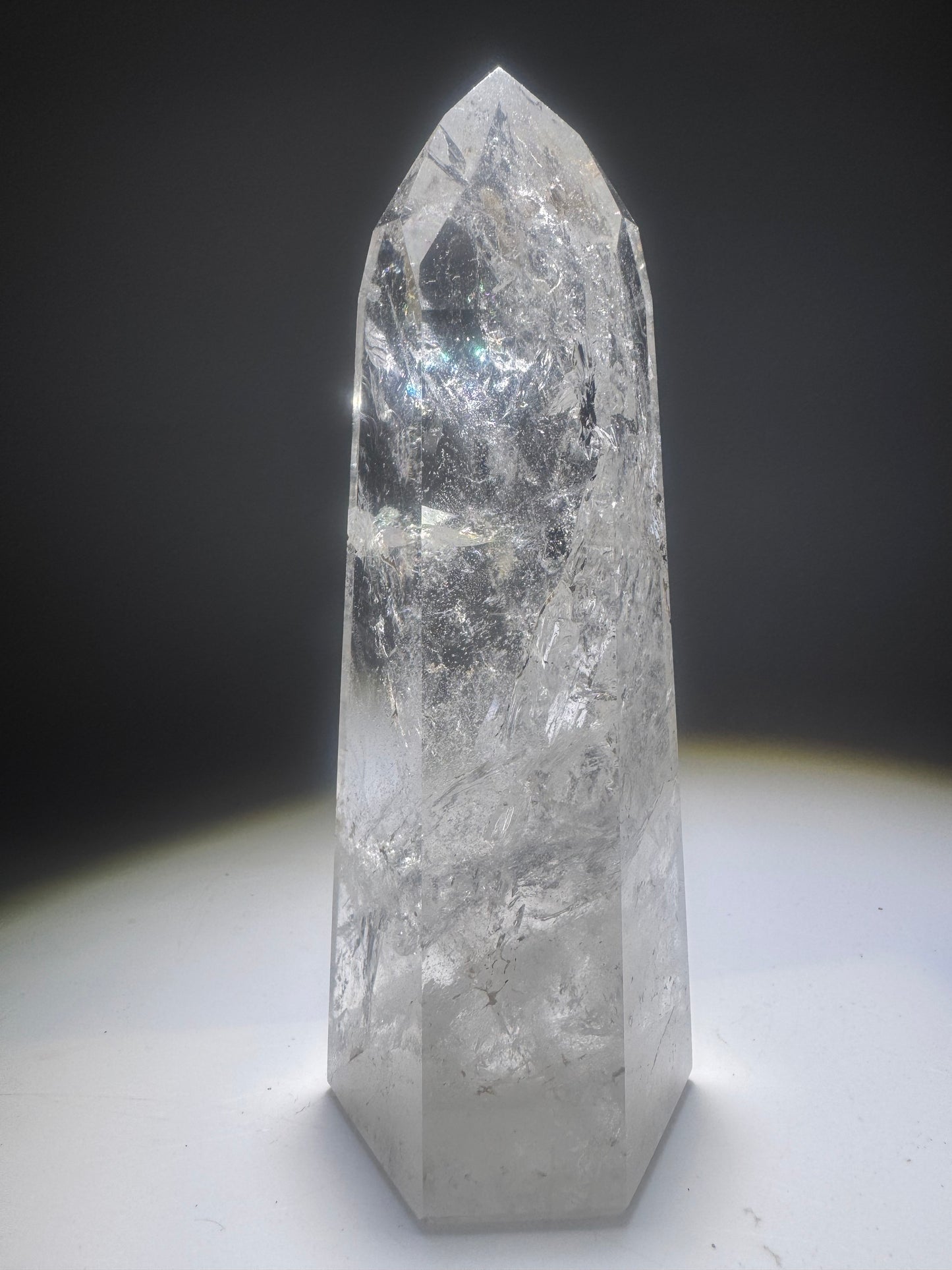 Exklusive Bergkristallspitze 10.6 cm, 242g aus Brasilien – Strahlendes Feuer & Regenbogen