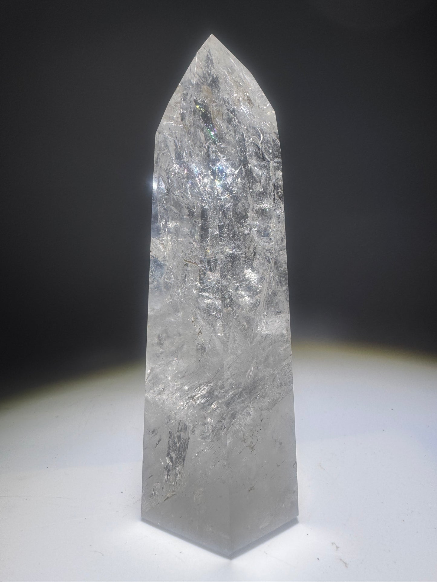 Exklusive Bergkristallspitze 10.6 cm, 242g aus Brasilien – Strahlendes Feuer & Regenbogen