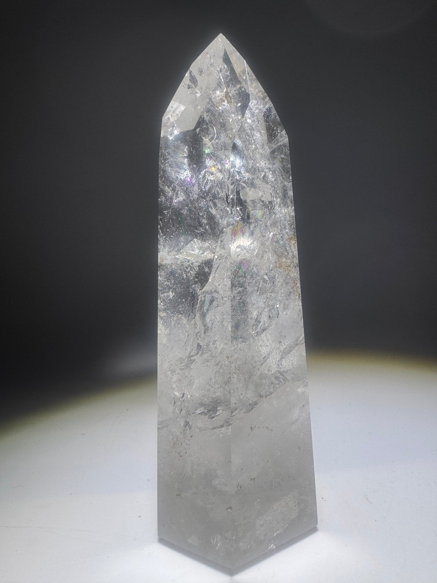 Exklusive Bergkristallspitze 10.6 cm, 242g aus Brasilien – Strahlendes Feuer & Regenbogen