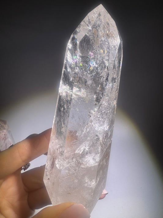 Exklusive Bergkristallspitze 10.6 cm, 242g aus Brasilien – Strahlendes Feuer & Regenbogen