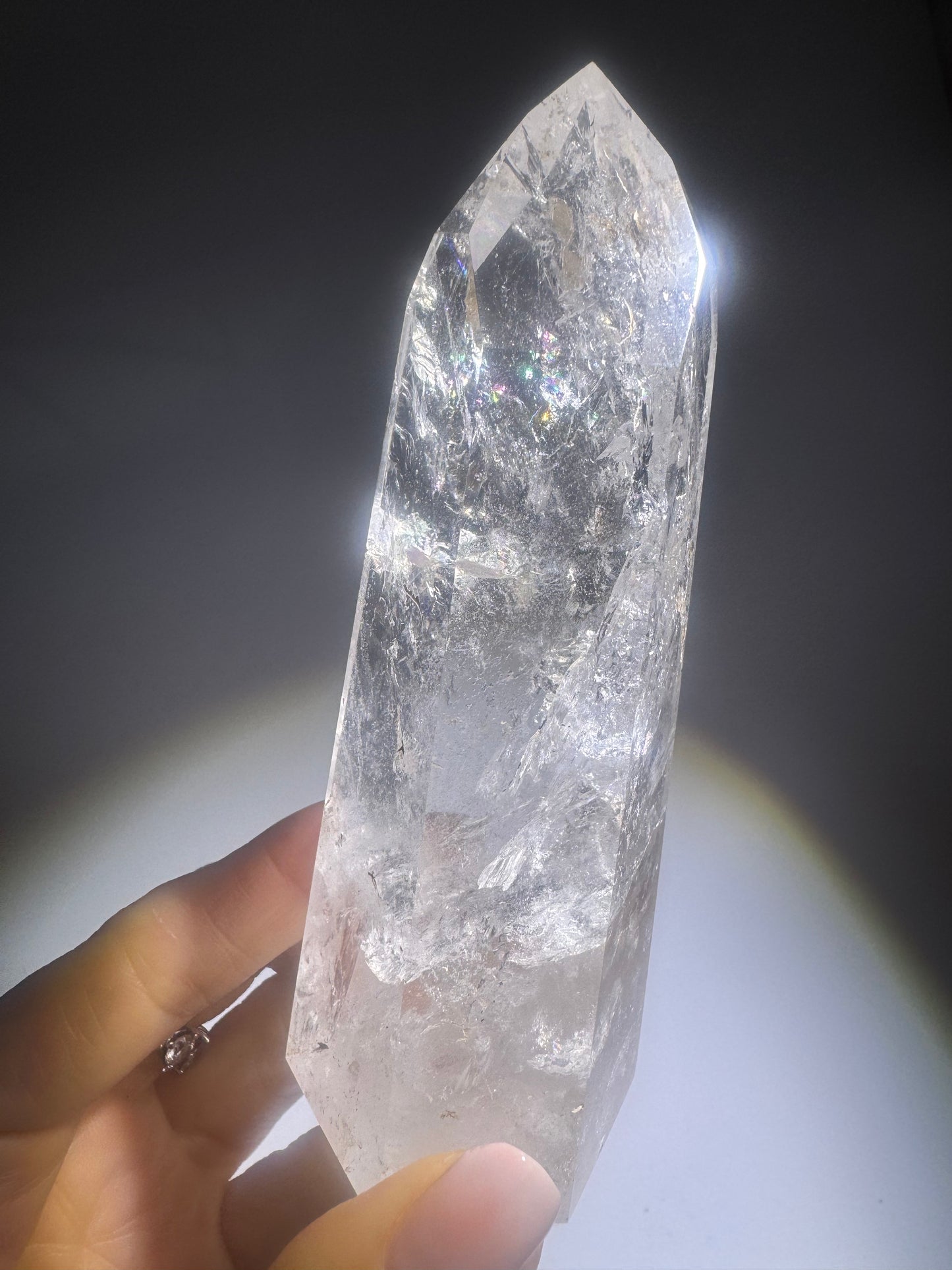 Exklusive Bergkristallspitze 10.6 cm, 242g aus Brasilien – Strahlendes Feuer & Regenbogen