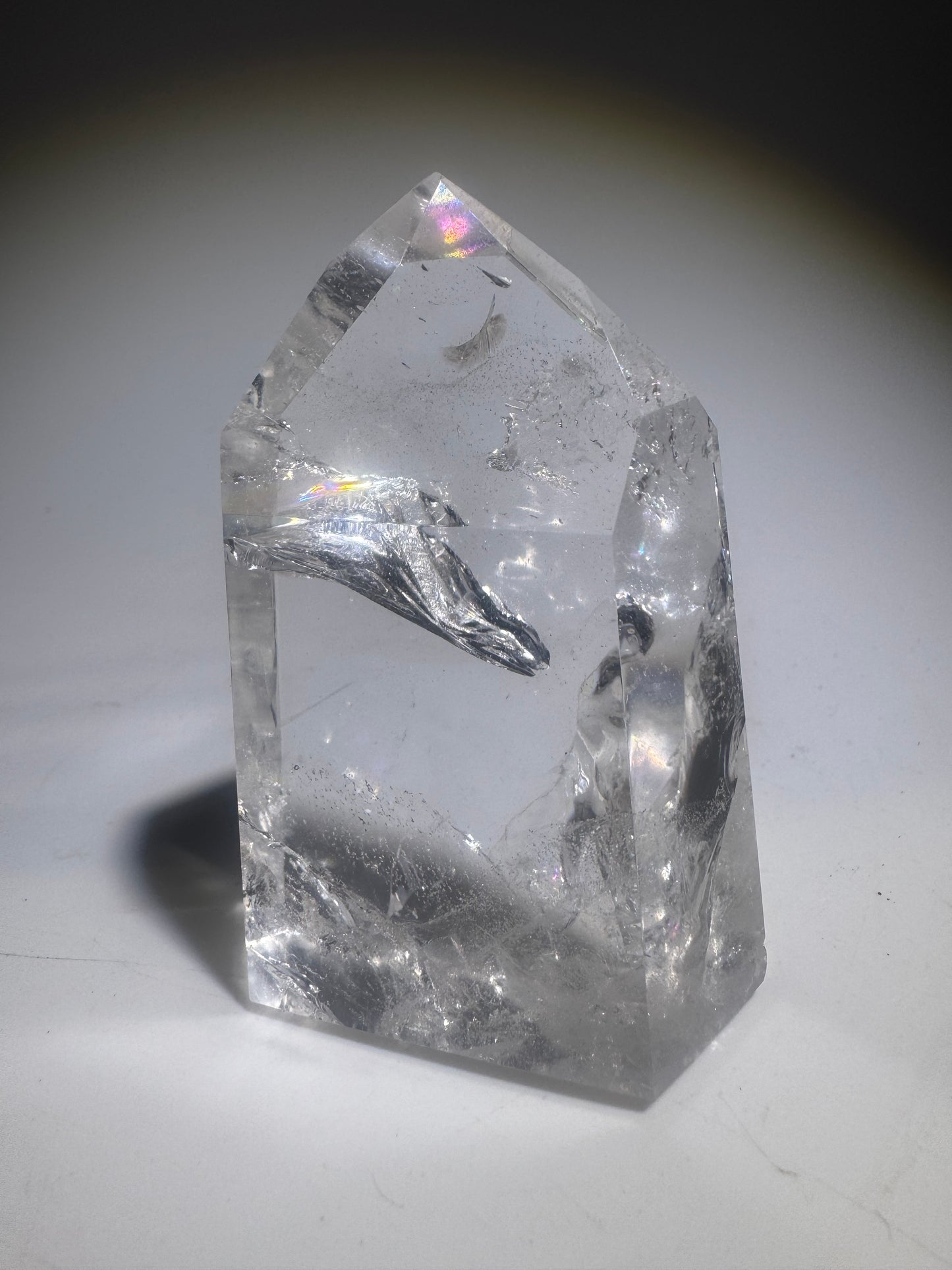 Extra klare Bergkristallspitze 7 cm, 123g aus Brasilien – Strahlendes Feuer & Regenbogen