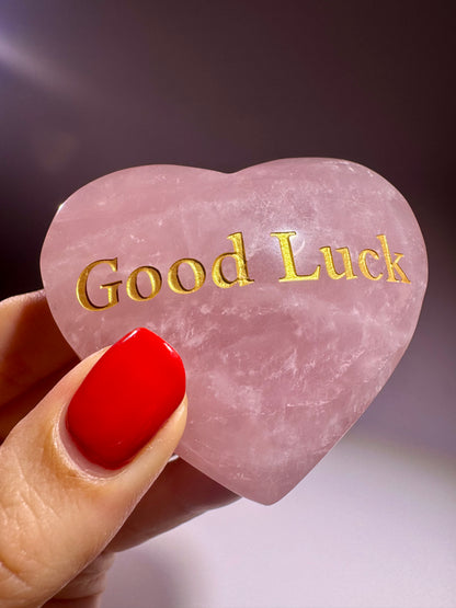 Graviertes Rosenquarz-Herz 6,3 cm mit Goldschrift „good luck“ – personalisierbar ab 30 Stück