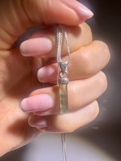 Grüner Tourmalin-Anhänger – Zartes, filigranes Naturjuwel 💚✨