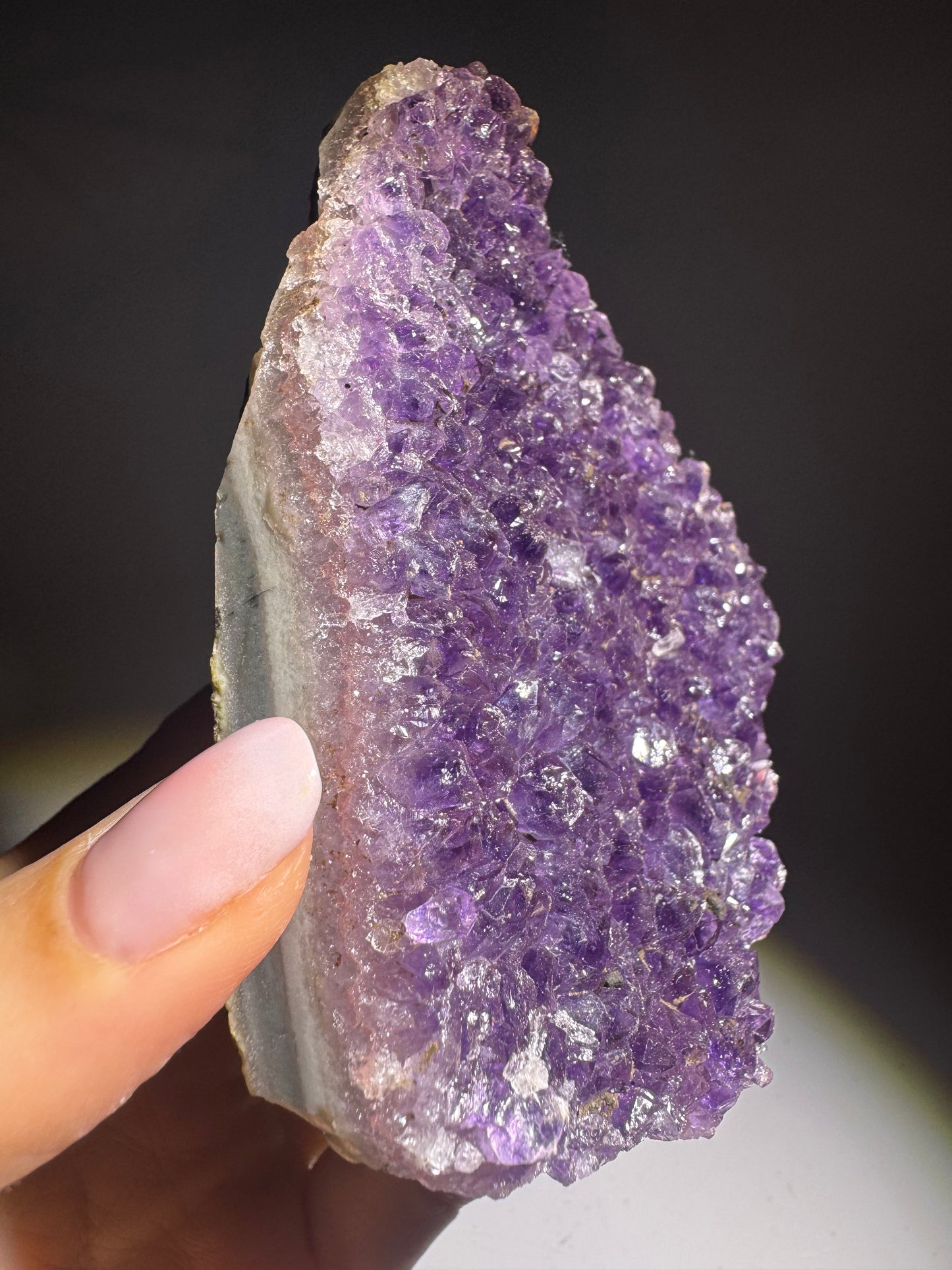Bezaubernde Amethyst Druse 10,8 x 7,8 cm – 302 g aus Uruguay