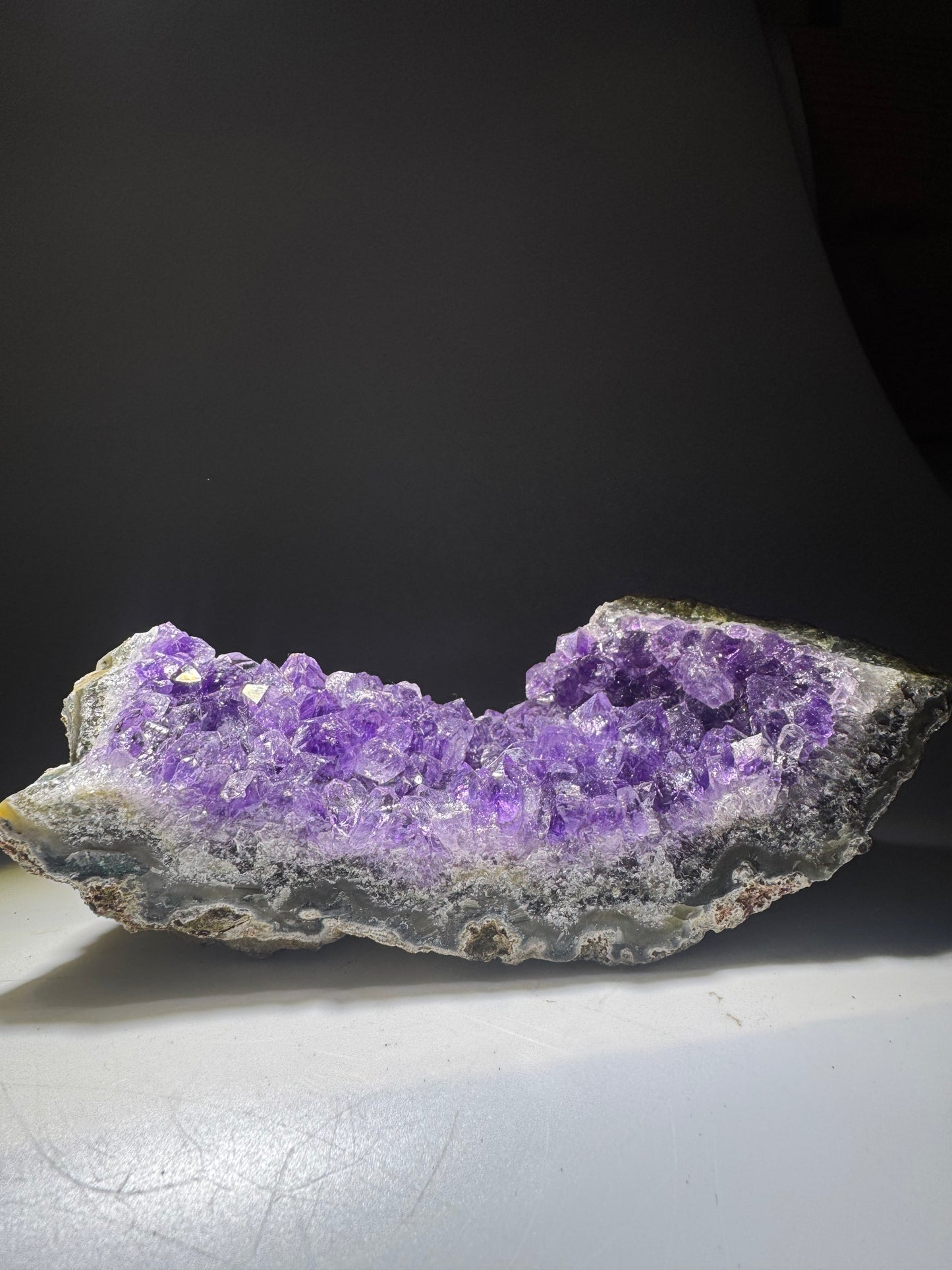 Uruguay Amethyst Druse 13 x 4,7 cm – 318 g leuchtende Edelsteinformation