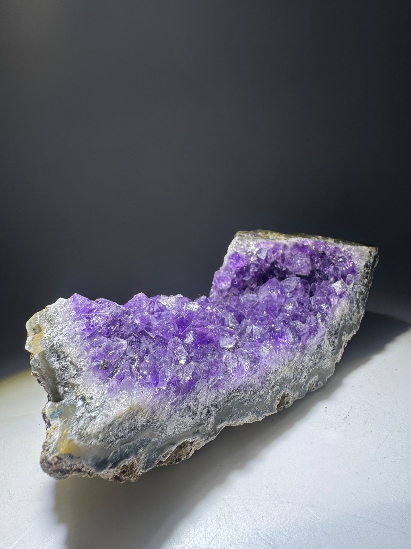 Uruguay Amethyst Druse 13 x 4,7 cm – 318 g leuchtende Edelsteinformation