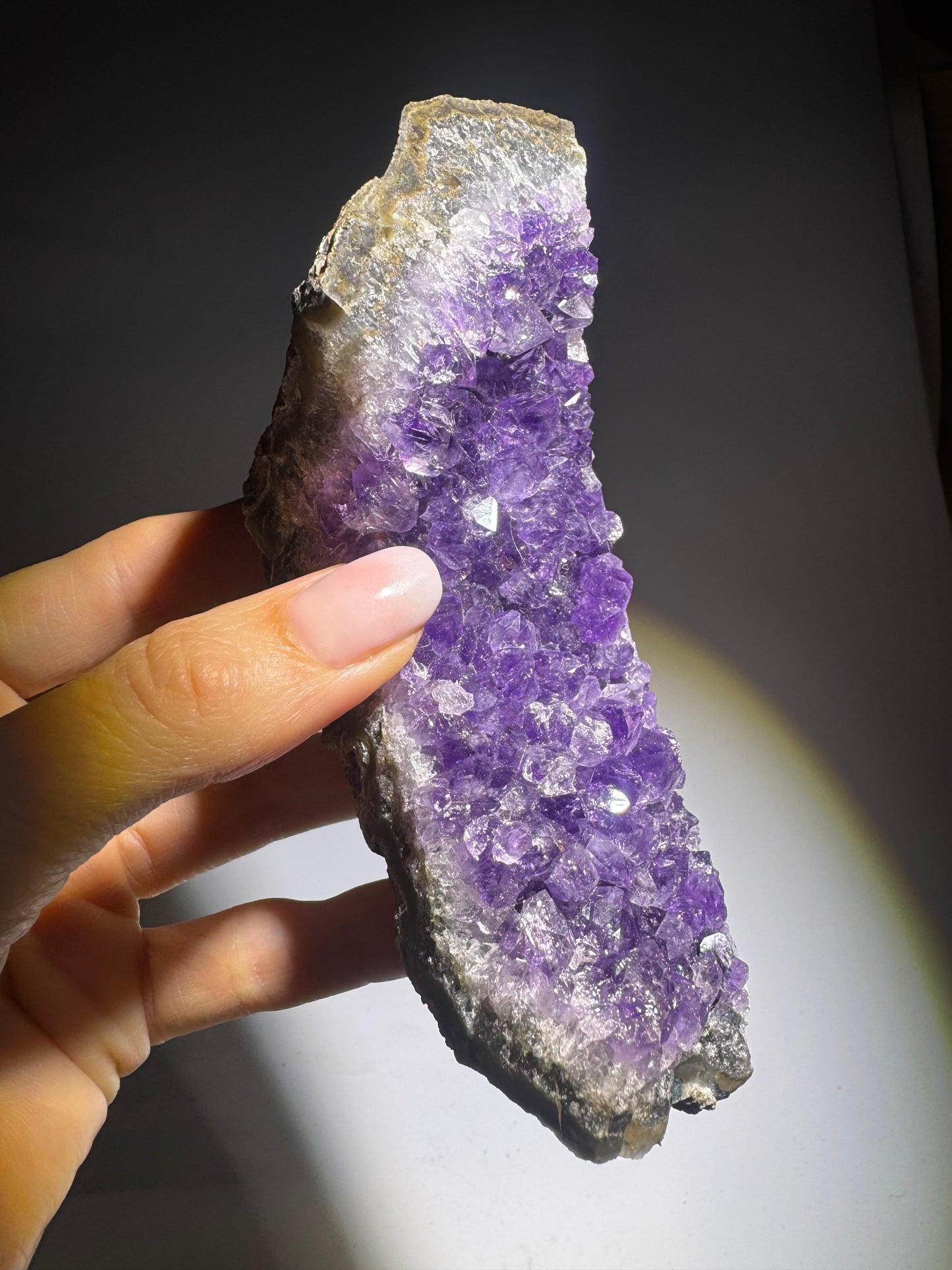 Uruguay Amethyst Druse 13 x 4,7 cm – 318 g leuchtende Edelsteinformation