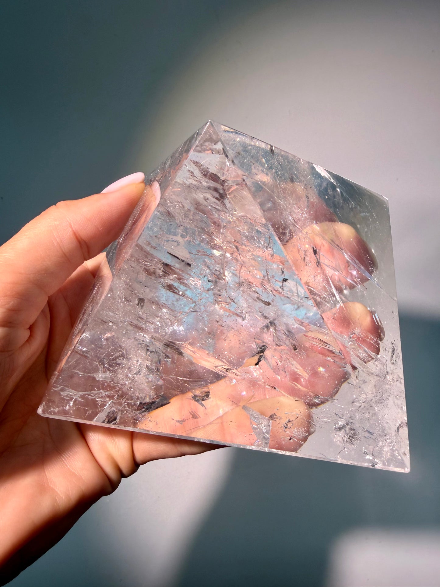 Lemurian Bergkristall-Pyramide mit Regenbogen ✨ 9.6 x 9.6 cm | 617g