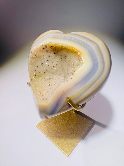 Goldschimmerndes Achat-Herz mit einzigartigem Banding – 8,5 cm & 376 g aus Brasilien