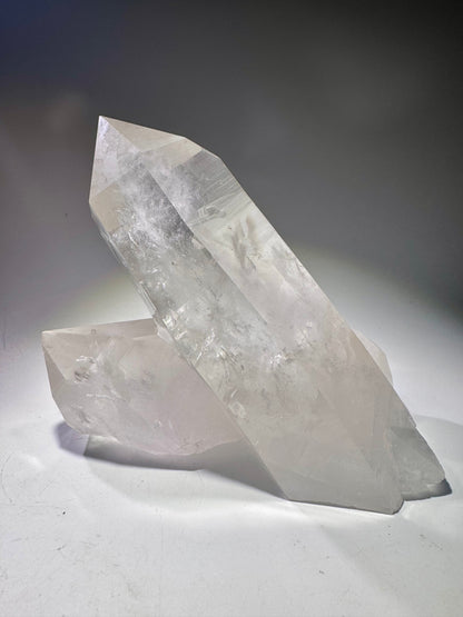 Lemurian Bergkristall-Cluster mit zwei perfekten Spitzen – 13 cm hoch, 14 cm lang, 593 g – Extraklar & unbehandelt aus Brasilien