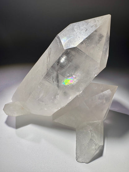 Lemurian Bergkristall-Cluster mit zwei perfekten Spitzen – 13 cm hoch, 14 cm lang, 593 g – Extraklar & unbehandelt aus Brasilien