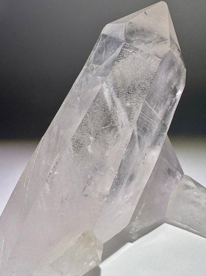 Lemurian Bergkristall-Cluster mit zwei perfekten Spitzen – 13 cm hoch, 14 cm lang, 593 g – Extraklar & unbehandelt aus Brasilien